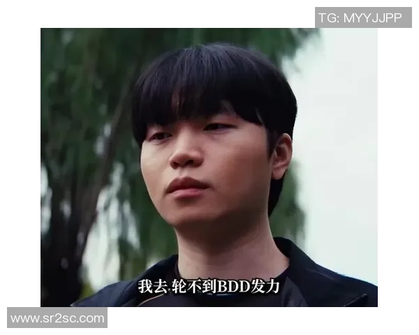 咖哥穿369亲签队服为TES加油助威T1战队轻松击败对手展现实力